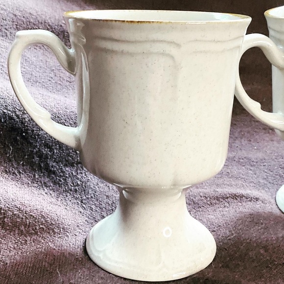 Set of two vintage footed coffee mugs - Picture 3 of 4